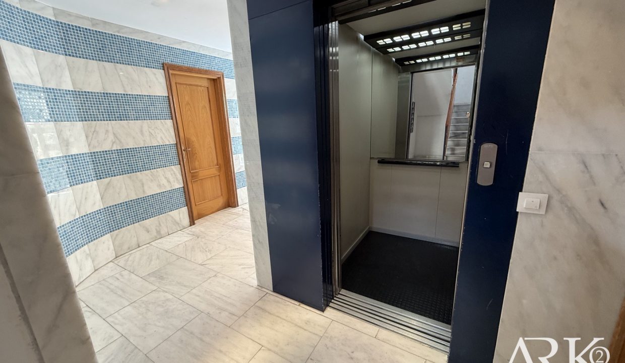 28 Ascensor